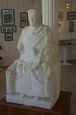 Vue générale d'une statue en pierre