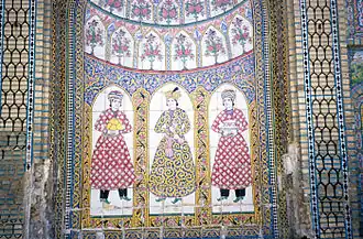 Mur décoré de céramiques au Narendjestan-e Qavam à Chiraz.