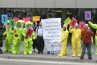 Manifestation devant un Apple Store