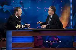 Jon Stewart (à droite) face à l'amiral Mike Mullen (à gauche) pour une interview.
