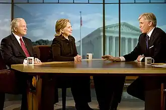 David Gregory (à droite) en entretien avec le secrétaire à la Défense Robert Gates et la secrétaire d'État Hillary Clinton, le 5 décembre 2009.