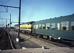 Une Série 60 ou 61 en livrée jaune en double traction avec une locomotive série 62 à Deinze.