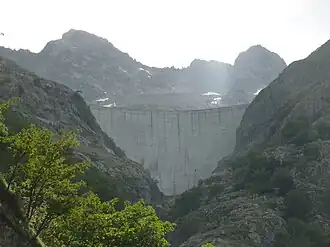 Vue du barrage du Chiotas au premier plan avec, au second plan à droite, la cime de Baus et à gauche, le sommet d'Il Bastione.