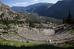 Le théâtre et le temple d'Apollon dans les montagnes de Delphes.