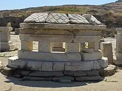 Autel du sanctuaire d'Hermès sur l'agora des Compétaliastes à Délos.