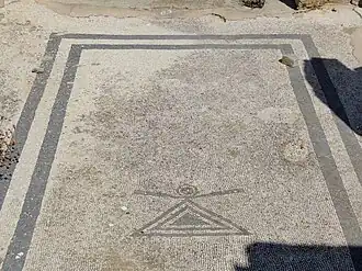 Mosaïque avec le symbole punique de la déesse phénicienne Tanit.