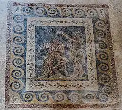 Figure vêtue de soie dansant sur l'air d'un joueur de flûte.