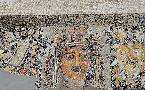 Mosaïque représentant un masque tragique.