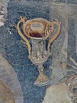 Vase en verre hellénistique&nbsp;(en) de la mosaïque de Dionysos chevauchant un tigre
