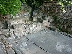 La fontaine archaïque.