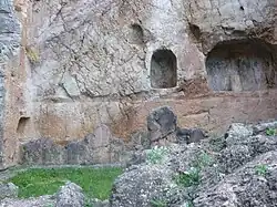 image en couleurs, source dans des rochers. Deux cavités creusées dans la roche