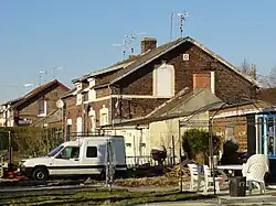 Des habitations groupées par quatre.