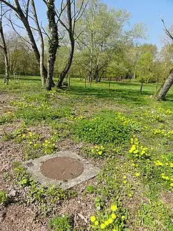 Le puits no&nbsp;1 dans son environnement.