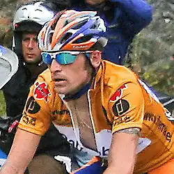Denis Menchov avec le maillot de leader au Tour d'Espagne 2005.