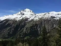 Le pic de la Dent Parrachée, enneigé, sous un ciel bleu.