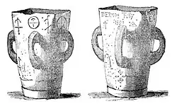 Deux dessins au trait d'un récipient à quatre poignées, vu de face et de dos.