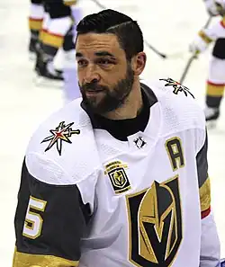 Photographie de Deryk Engelland avec les Golden Knights de Vegas