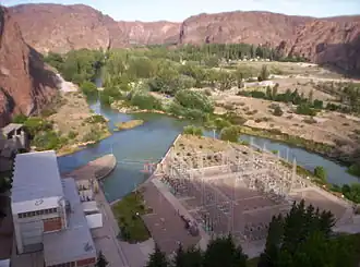 La petite ville de Florentino Ameghino est née du barrage Florentino Ameghino sur le fleuve. Vue depuis le barrage.