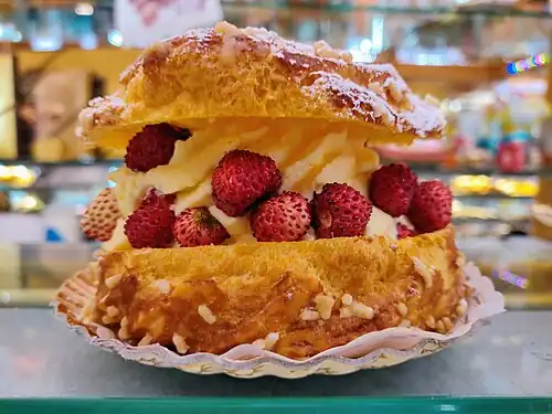 Avec des fraises, à Rome.