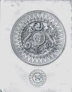 Dessin de la patène du calice, reproduite par gravure. Elle présente la patène de face, entière et, en détail, le médaillon du dos.