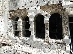 Façade d'un mur ancien bombardé pendant le siège de Homs (photo 5 avril 2012)