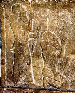 Double représentation du roi assyrien Tukulti-Ninurta&nbsp;Ier (1233-1197), debout et assis, sur un autel sculpté (copie). Pergamon Museum.