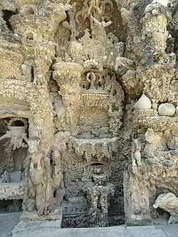 Source de Vie protégée par un chien et un tigre.