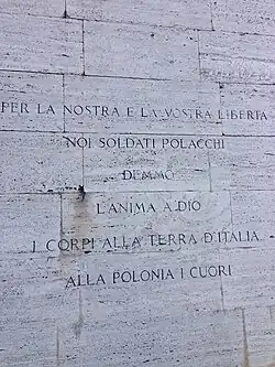 Détail de l’obélisque dédié aux soldats polonais.