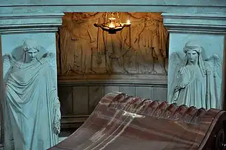 Deux des douze victoires entourant Napoléon.