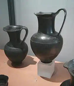 Œnochoés. Terre cuite impasto. Décors d'éventails à la roulette dentelée, et incisions. 625-600 AEC