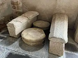 Sarcophages mérovingiens avec fenestella sous le porche de l'église.