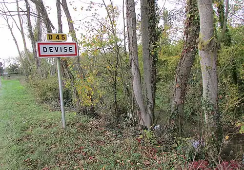 L'entrée du village au bord de l'Omignon.