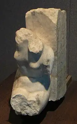 Statue fragmentaire de Vénus assise.