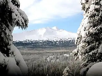 Vue du pic Diamond enneigé.