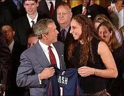 Taurasi remettant un maillot portant le nom Bush à George W. Bush.