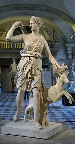 Diane de Versailles, représentation d'Artémis chasseresse, copie romaine d'un original grec du IVe&nbsp;siècle&nbsp;av. J.-C. Musée du Louvre.