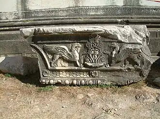 Pilastre décoré de motifs de griffons.