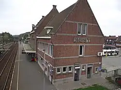 bâtiment et intérieur de la gare