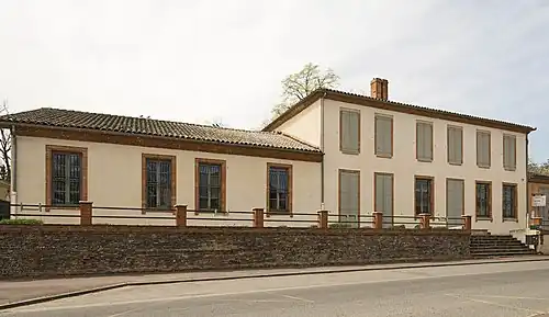 La mairie façade sur la route de Toulouse.