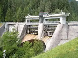Vue d'ensemble du barrage.