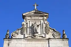 Le haut de la façade avec une statue du Christ.