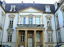 cour de l'Hôtel Bouhier de Savigny, portique ajouté vers 1785 par Jean Vivant Micault de Corbeton