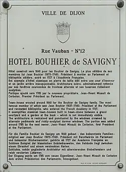 Plaque d'information trilingue (français, anglais, allemand)