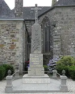 Le monument aux morts de Dinéault.