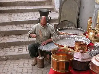 Un artisan dinandier dans la Casbah d'Alger.