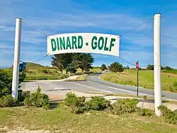 L’entrée du  golf avec la route D786 de Saint-Briac à Saint-Lunaire qui coupe le parcours en deux.