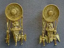 Paire de boucles d'oreilles hellénistiques. Or, 330-300 AEC. British Museum