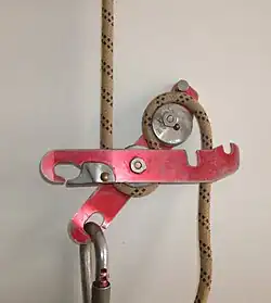 Descendeur de spéléologie monté sur corde, ouvert.