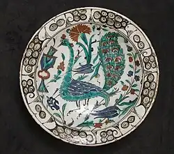 Plat à décor de paon, céramique d'Iznik (Turquie), XVIIe&nbsp;siècle.