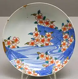 Plat à décor de fleurs et radeaux, XVIIIe (Musée national de Tokyo).
